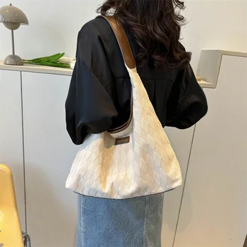Чанта за подмишниците голям капацитет, пролетно чанта 2023, Нова дамска чанта за почивка във формата на диамант, чанта-месинджър в корейски стил