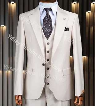 Елегантен комплект бял мъжки костюми, луксозни дизайнерски дрехи за гадже, Оборудвана мъжки блейзър, дрехи за сватбената церемония, 3 бр. Яке, панталон, жилетка