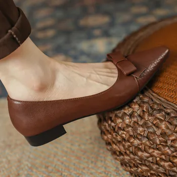 Дамски обувки на равна подметка, без съединителни от естествена кожа с остри пръсти, и хубав лък-пеперуда в корейски стил, елегантни дамски четырехсезонная обувки, дамски обувки