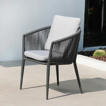 Висококачествено улично водонепроницаемое веревочное стол за почивка в градината на вилата.